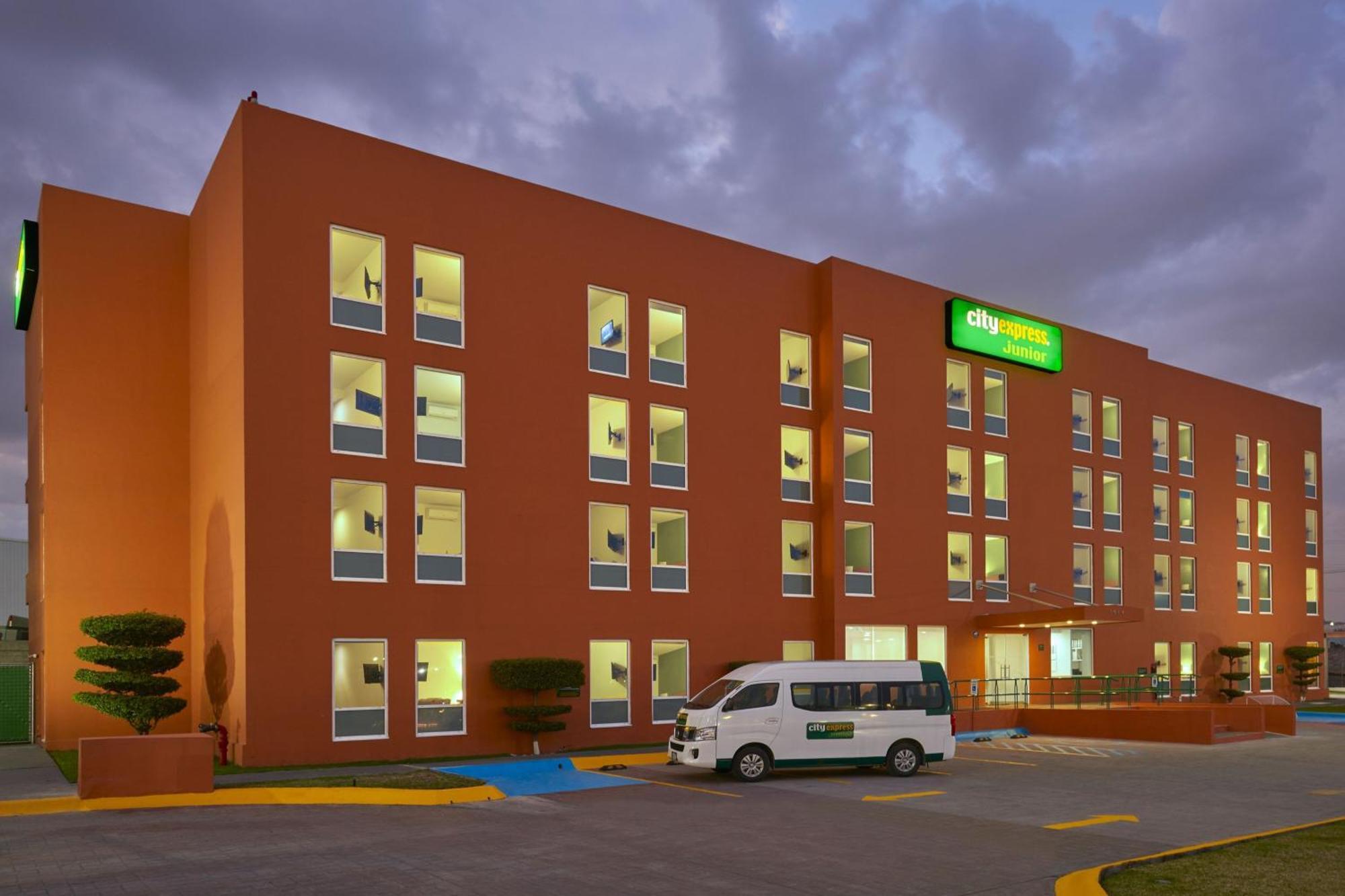 Hotel City Express Junior By Marriott Guadalajara Periferico Sur Esterno foto